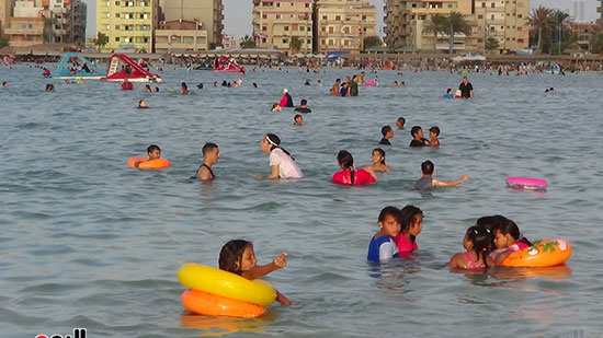        الأطفال يودعون البحر باللعب والسباحة قبل الدراسة