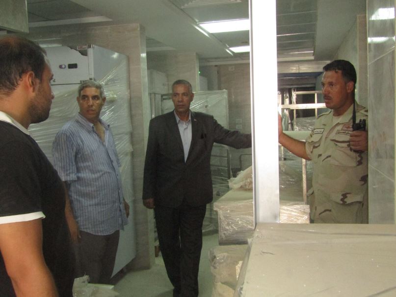 2 رئيس مدينة ابورديس اثناء متابعة التجهيزات المستشفى