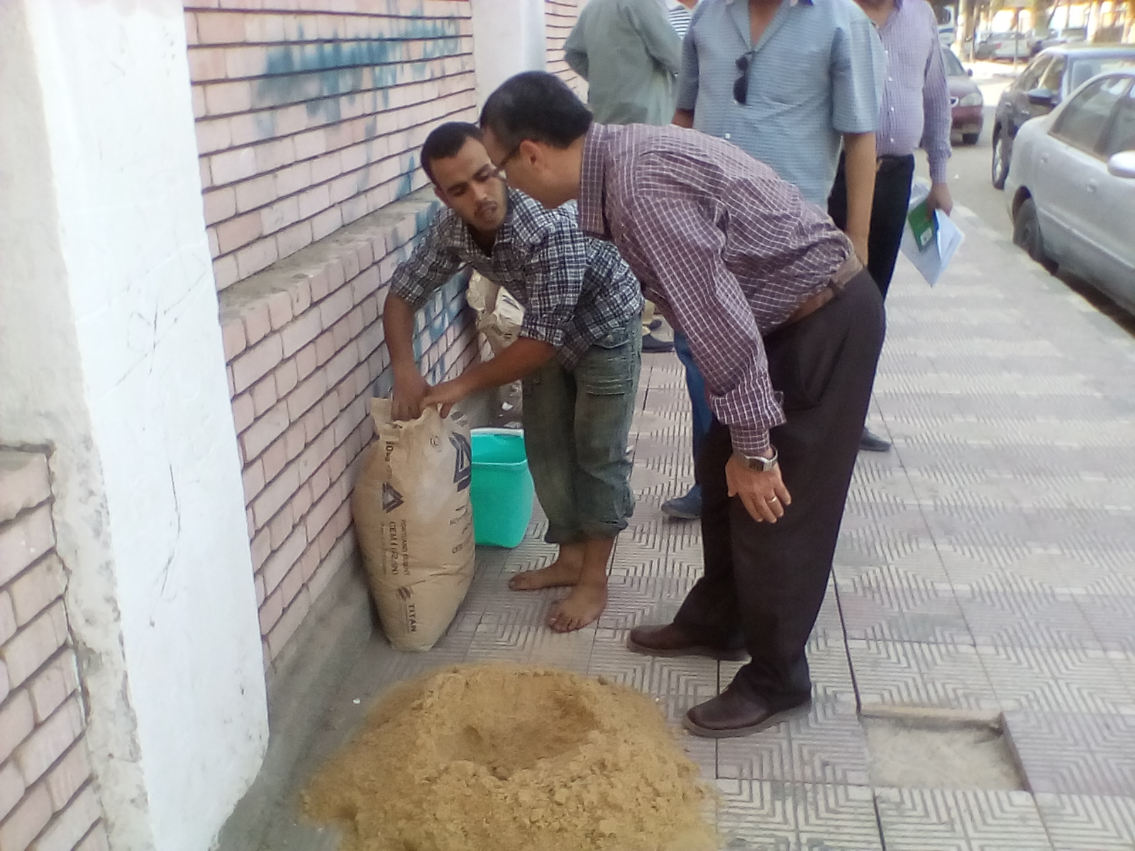 وكيل تعليم المنيا ينظف امام المديريه (1)