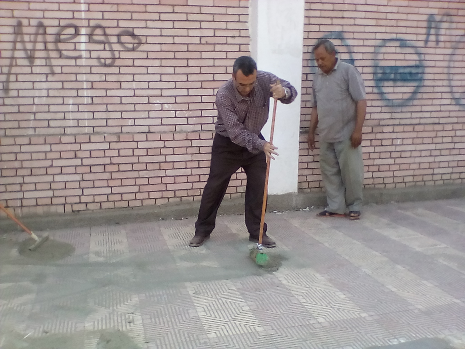 وكيل تعليم المنيا ينظف امام المديريه (4)