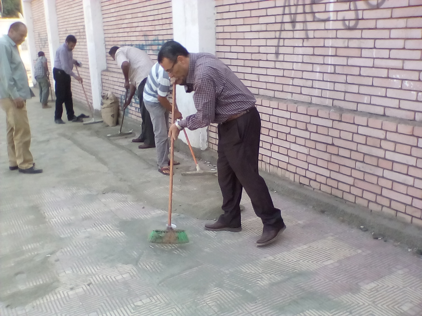 وكيل تعليم المنيا ينظف امام المديريه (3)