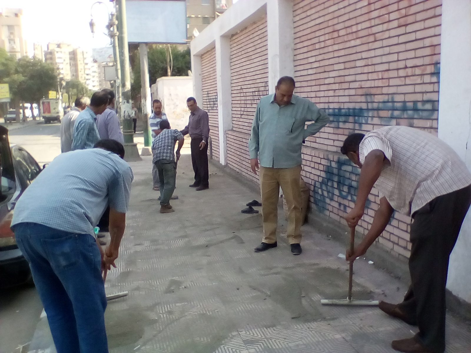 وكيل تعليم المنيا ينظف امام المديريه (2)
