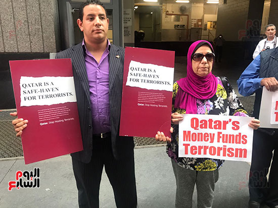الجالية المصرية تنظم وقفة أمام مقر إقامة تميم للتنديد بدعم قطر للإرهاب (16)