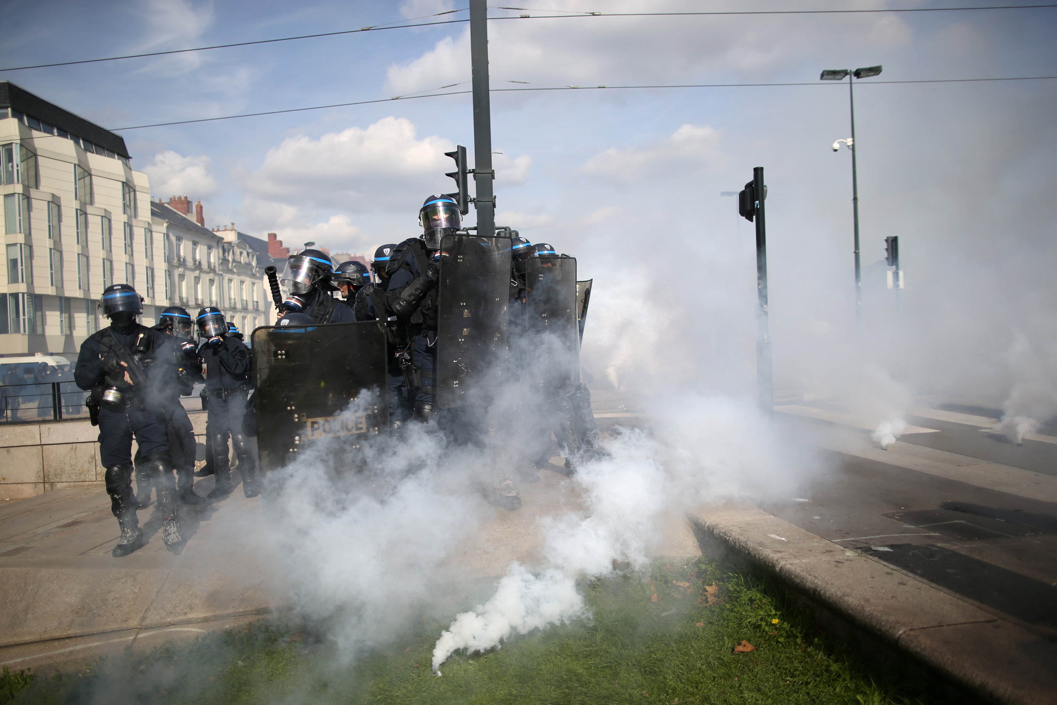 الشرطة الفرنسية تطلق الغاز