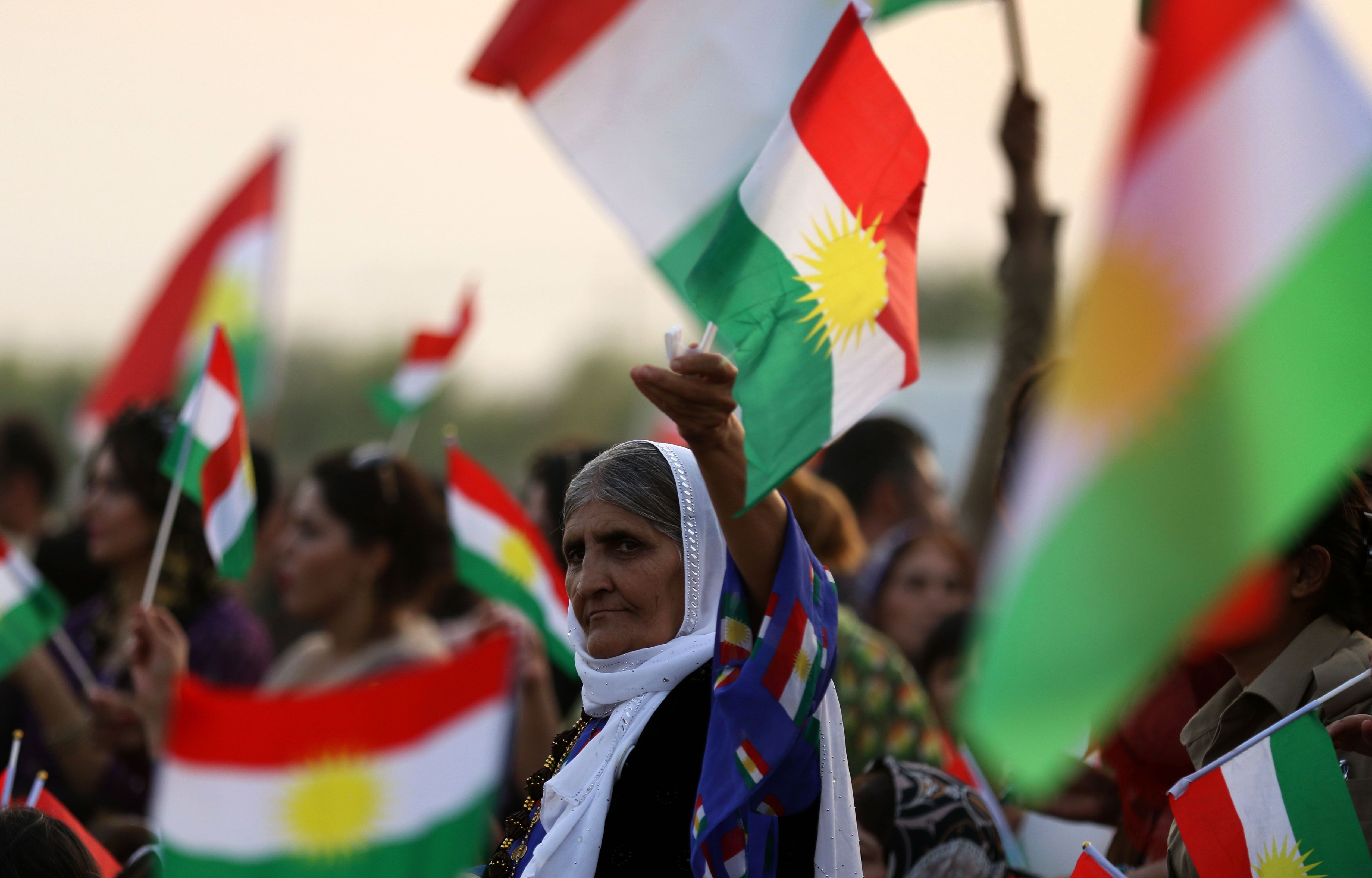 امرأة تحمل العلم الكردي