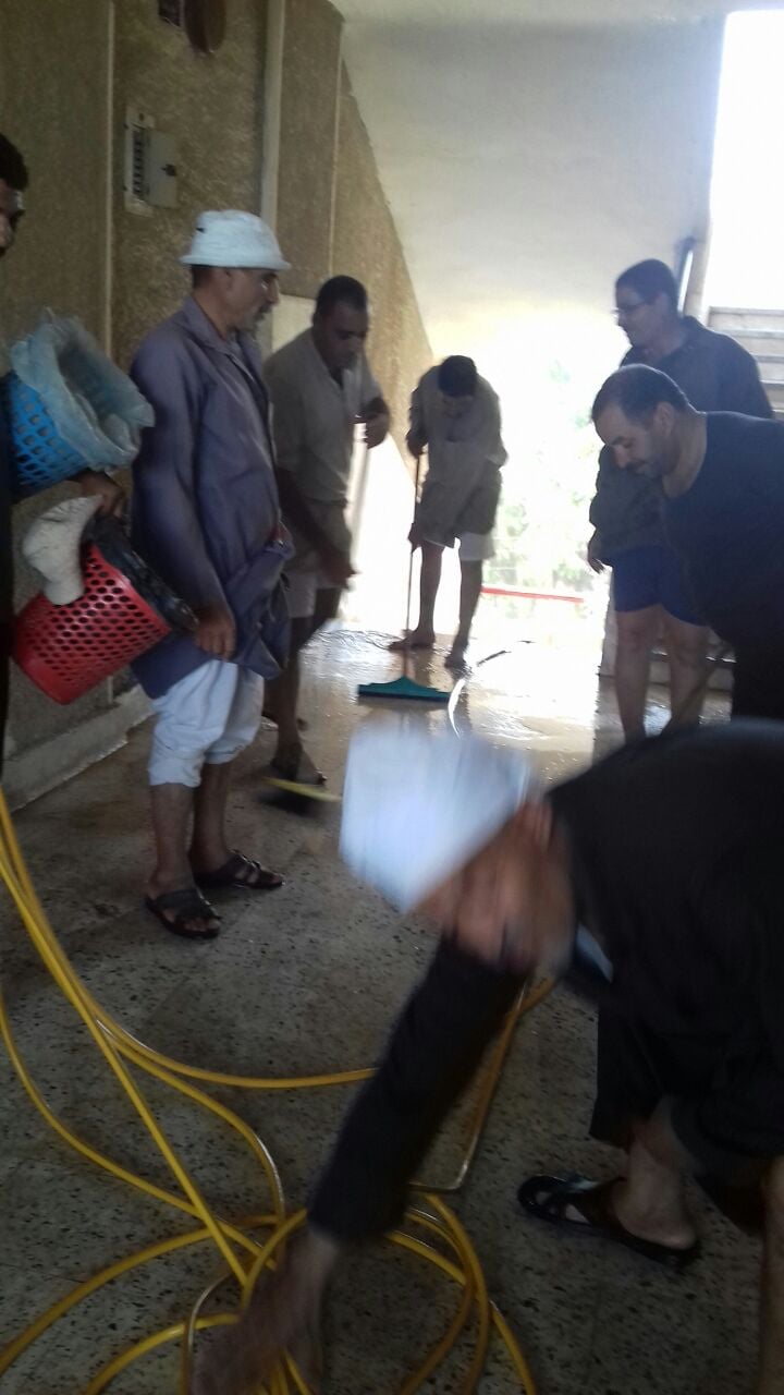 أهالى قرية ابو شميش بالشرقية ينظفون مدرستهم (2)