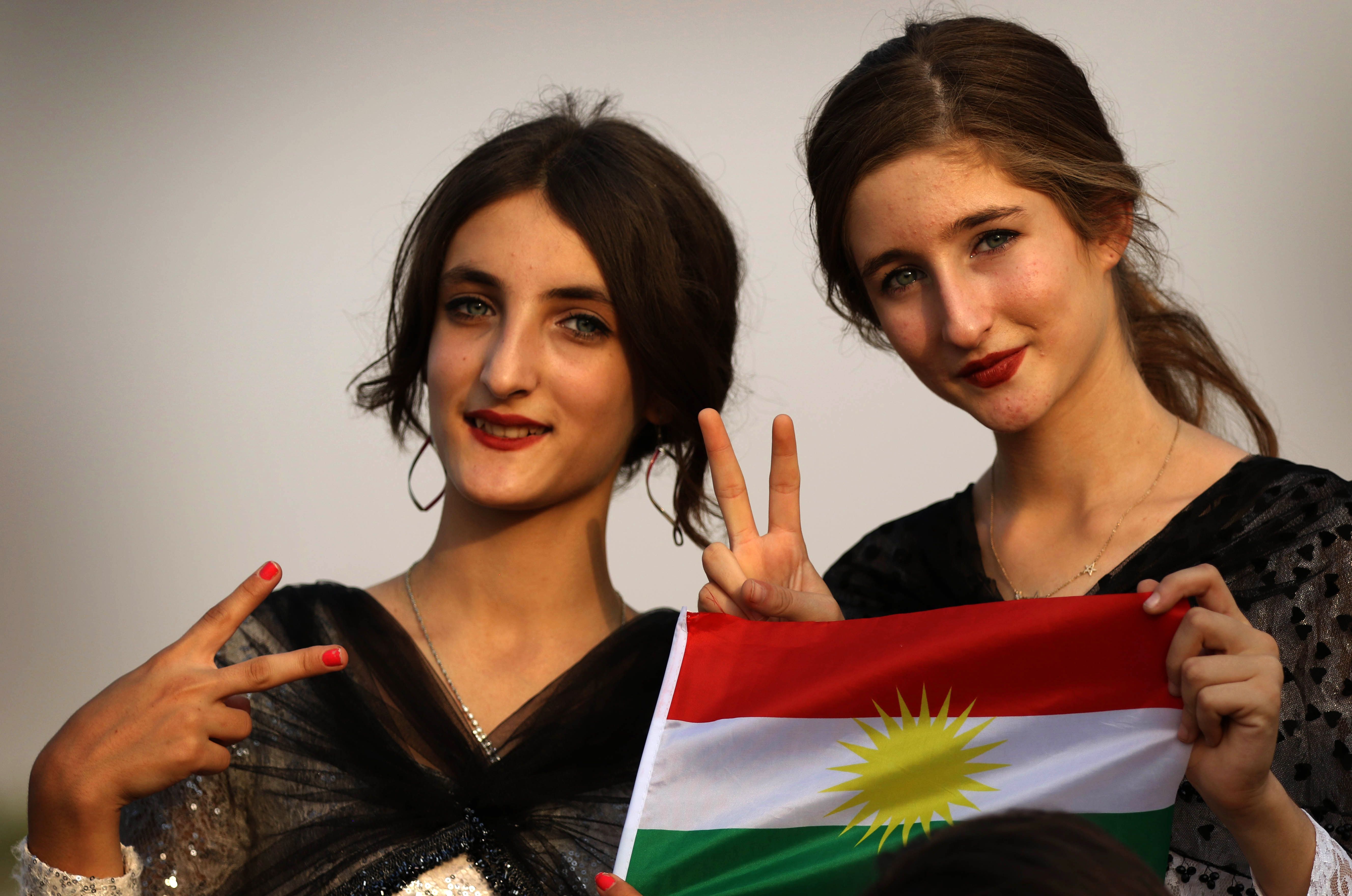 جميلات الكرد يلوح بالأعلام