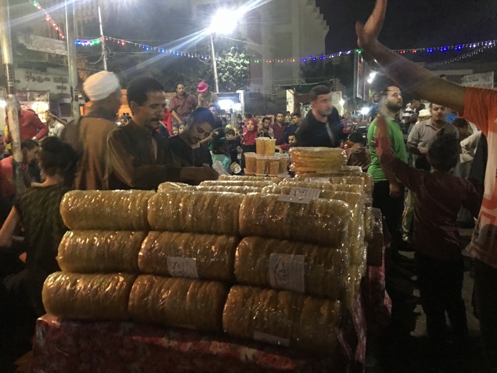 14- بائع المشبك في ساحة السيوطي