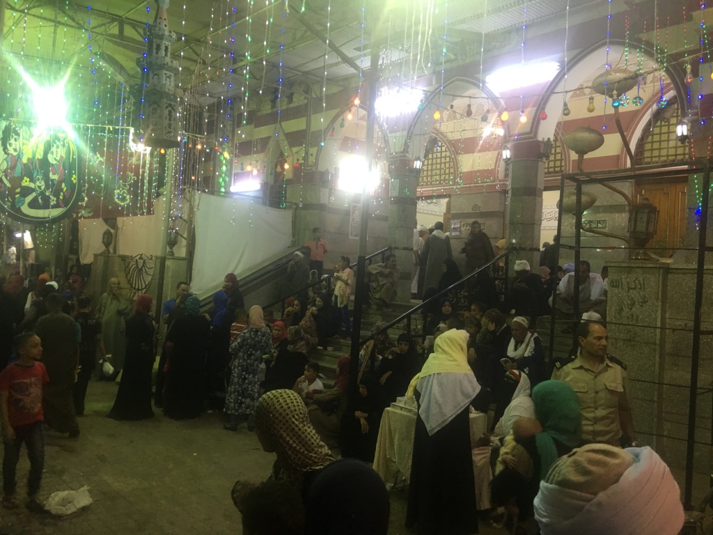 1-المئات يتوافدون في ساحة مسجد الإمام السيوطي