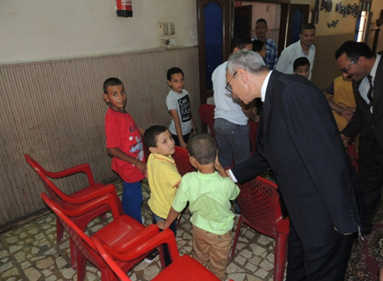 مدير أمن المنيا يصافح الأطفال الأيتام