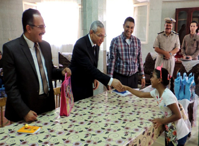 توزيع الهدايا على الأطفال الأيتام