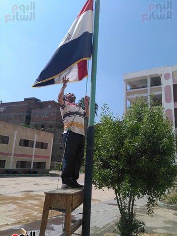 الحرص على رفقع أعلام جديدة بمدارس كفر الشيخ 