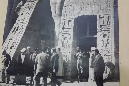الرئيس الراحل جمال عبد الناصر يزور المعبد بعد إتمام عملية الإنقاذ