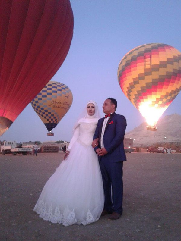 عروسان يحتفلان بالزواج في مطار البالون