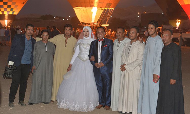 اسرة العروسان في مطار البالون غرب الاقصر