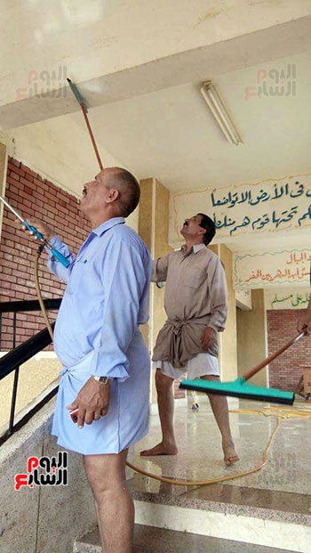 جانب من تنظيف جدران المدارس