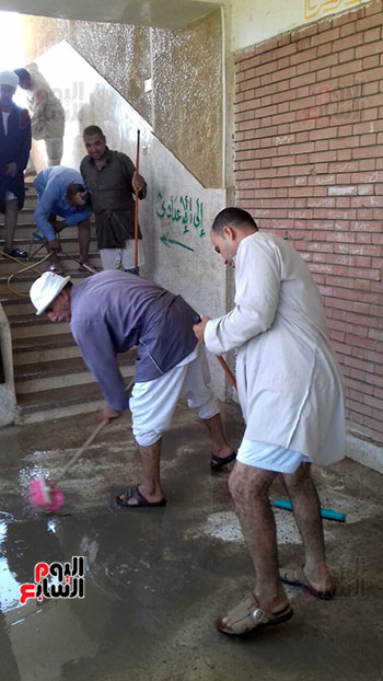 معلمين الاقصر يشاركون بتنظيف المدارس