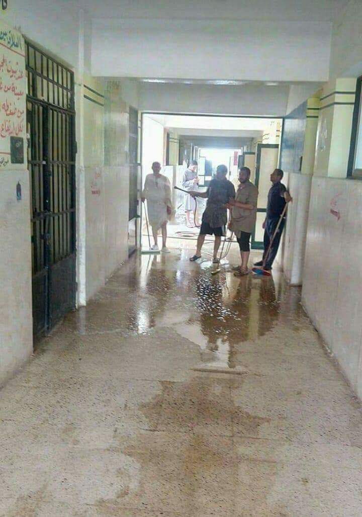 - مدرسين و مدير المدرسة يشاركون في نظافة المدرسة 