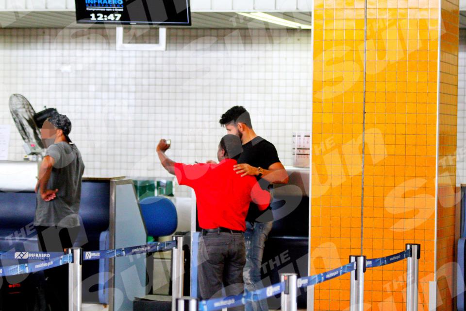 دييجو كوستا واحد المعجبين بمطار البرازيل