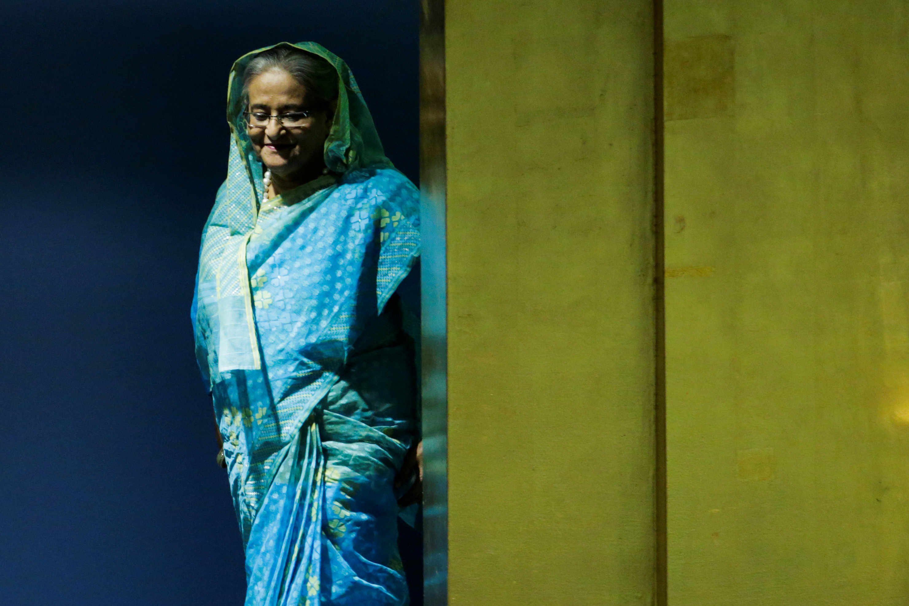 لحظة دخول رئيسة وزراء بنجلادش الشيخة حسينة واجد إلى منصة الأمم المتحدة