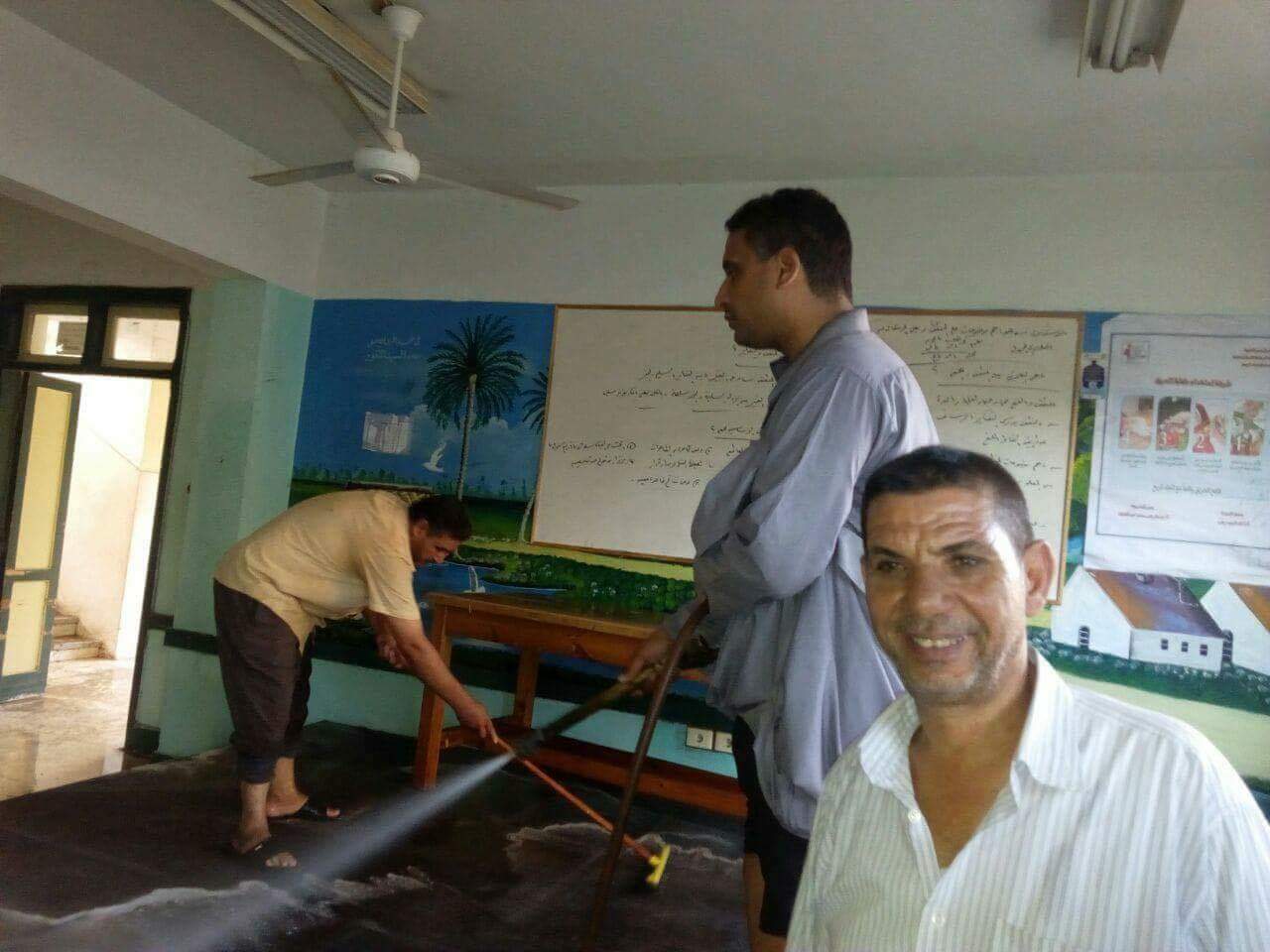 - ادارة مدرسة الرحمانية تشارك العمال اعمال النظافة 