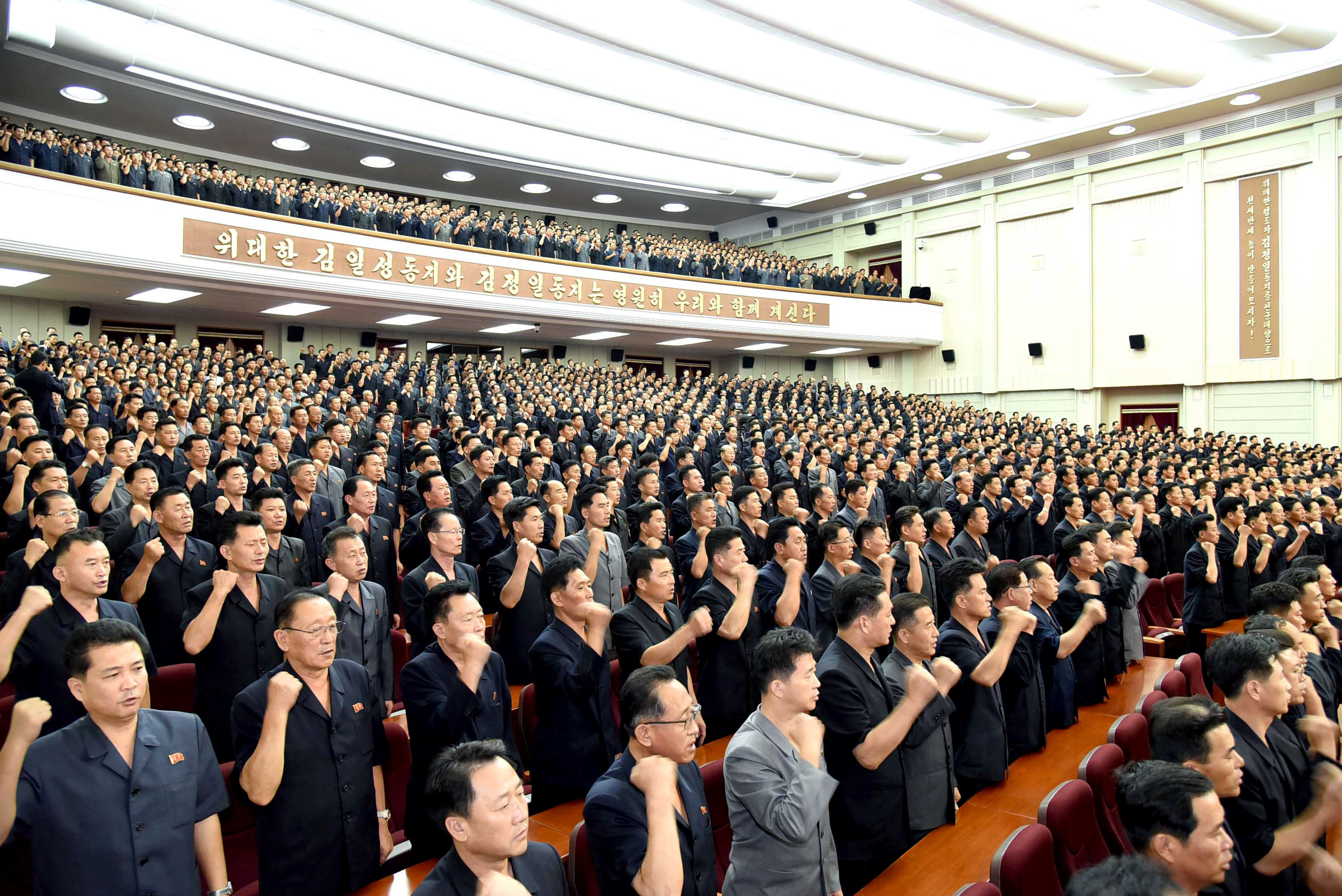 مئات المدنيين فى كوريا الشمالية يتعهدون بحرب مقدسة ضد الولايات المتحدة
