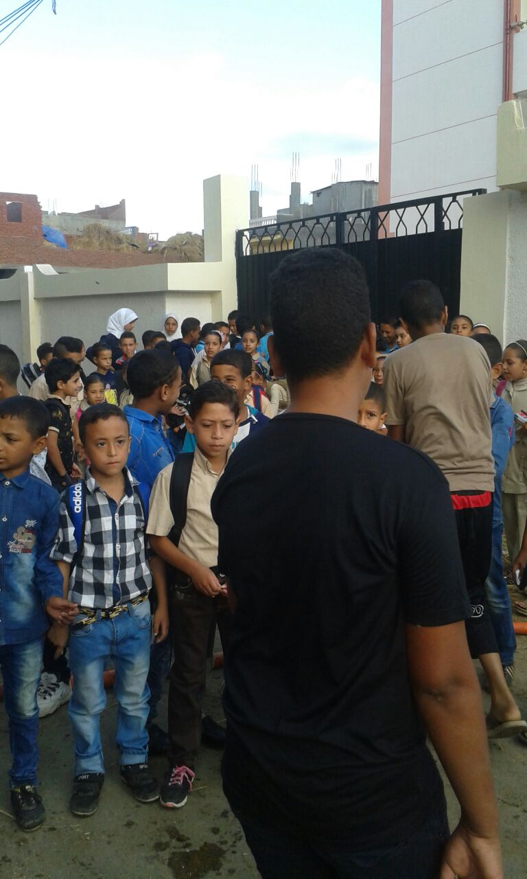 إضراب تلاميذ قرية بالبحيرة عن الدراسة احتجاجا على عدم فرش مدرسة القرية (4)