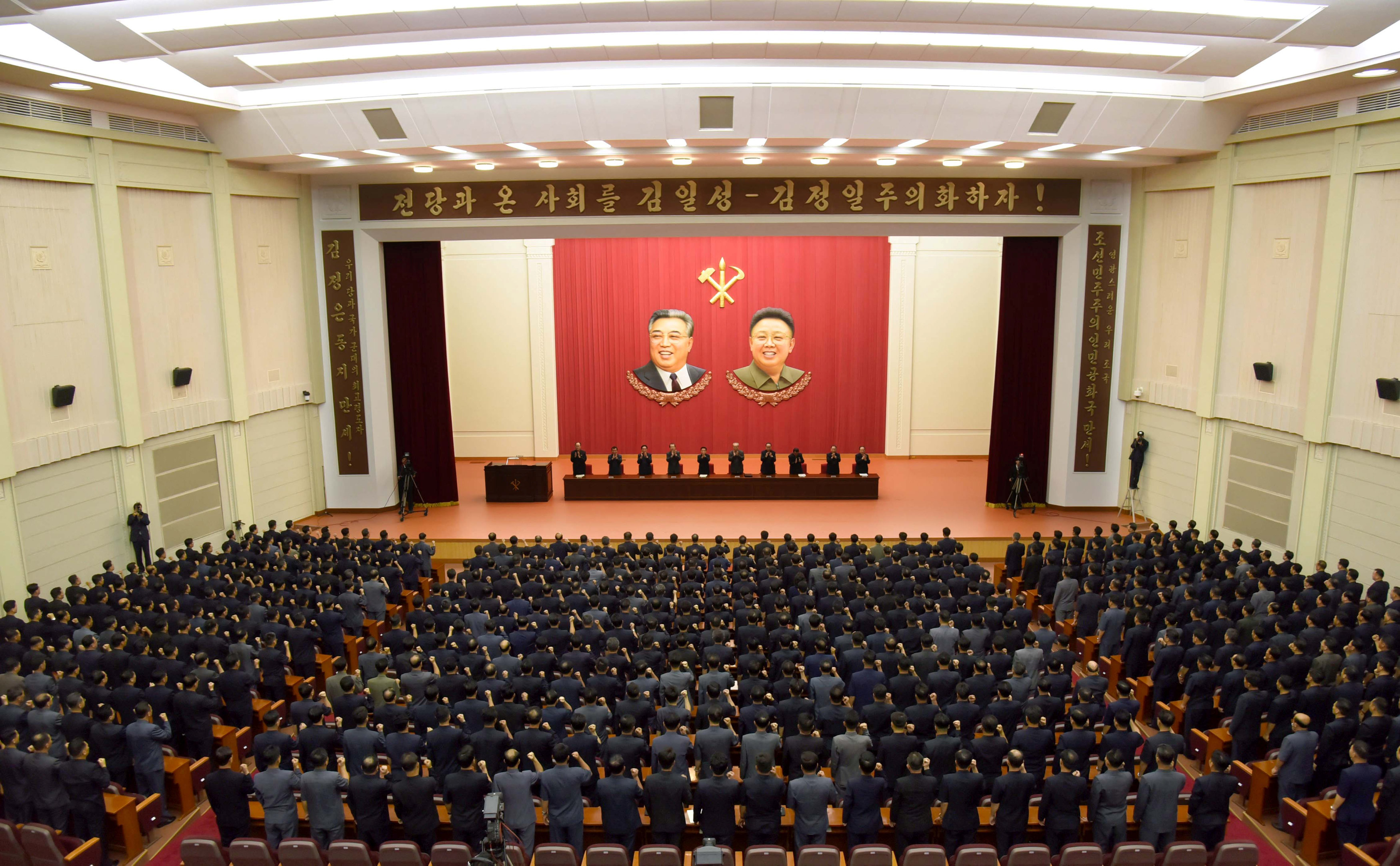المئات فى كوريا الشمالية يتعهدون بحرب مقدسة ضد الولايات المتحدة