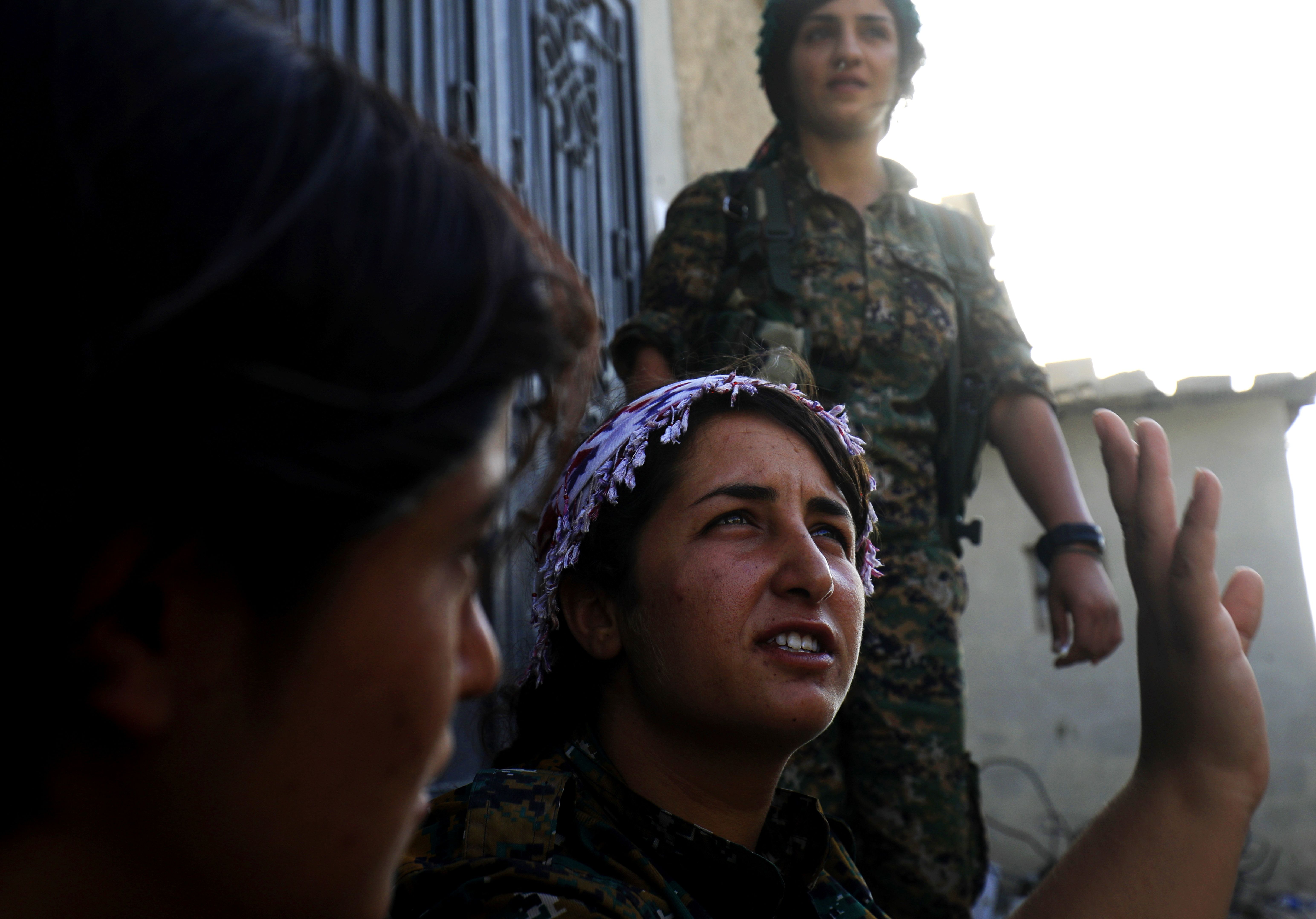 جنديات تابعات للأكراد فى الرقة
