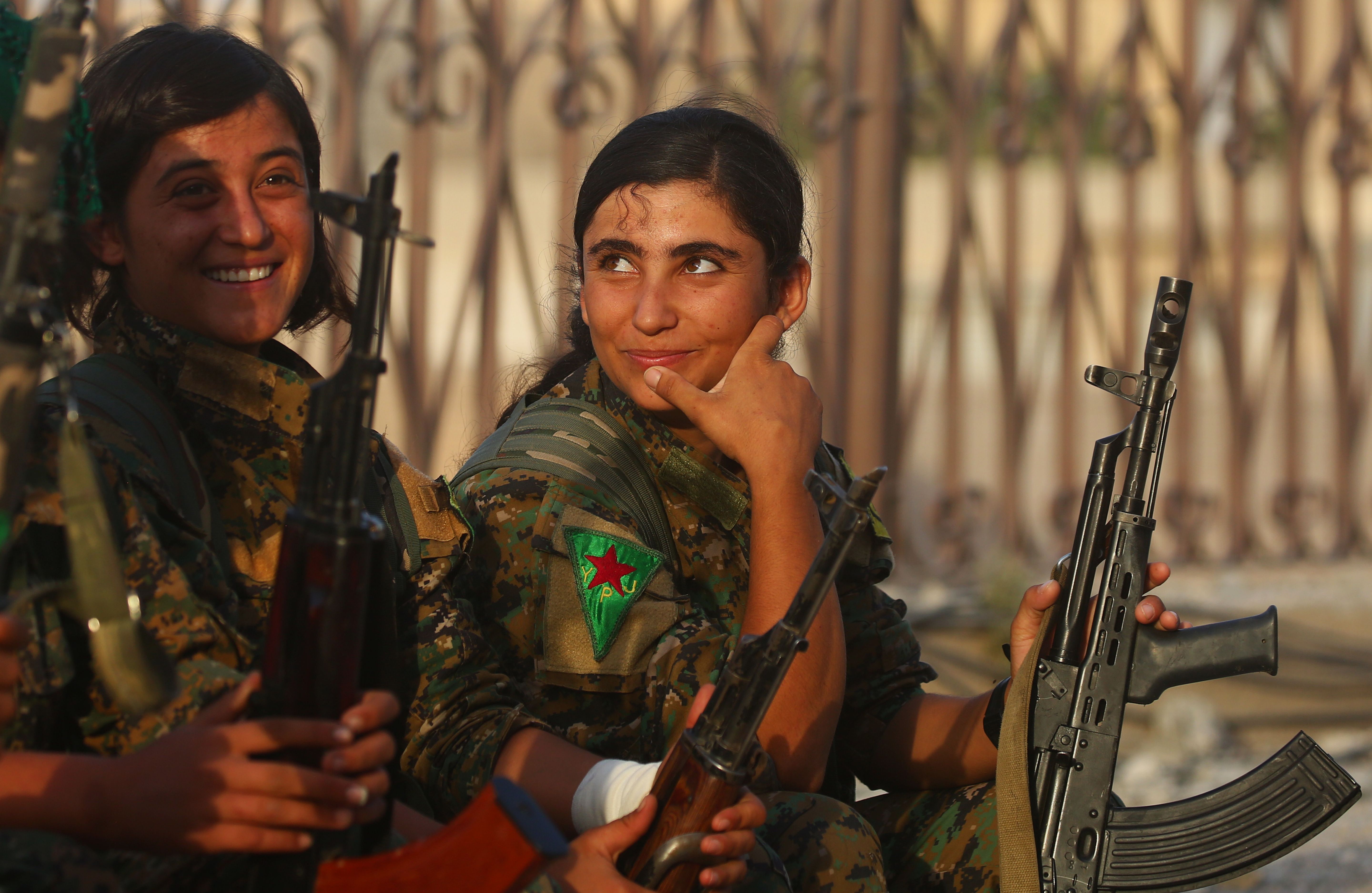 فتيات جميلات تشاركن فى الحرب ضد داعش فى الرقة