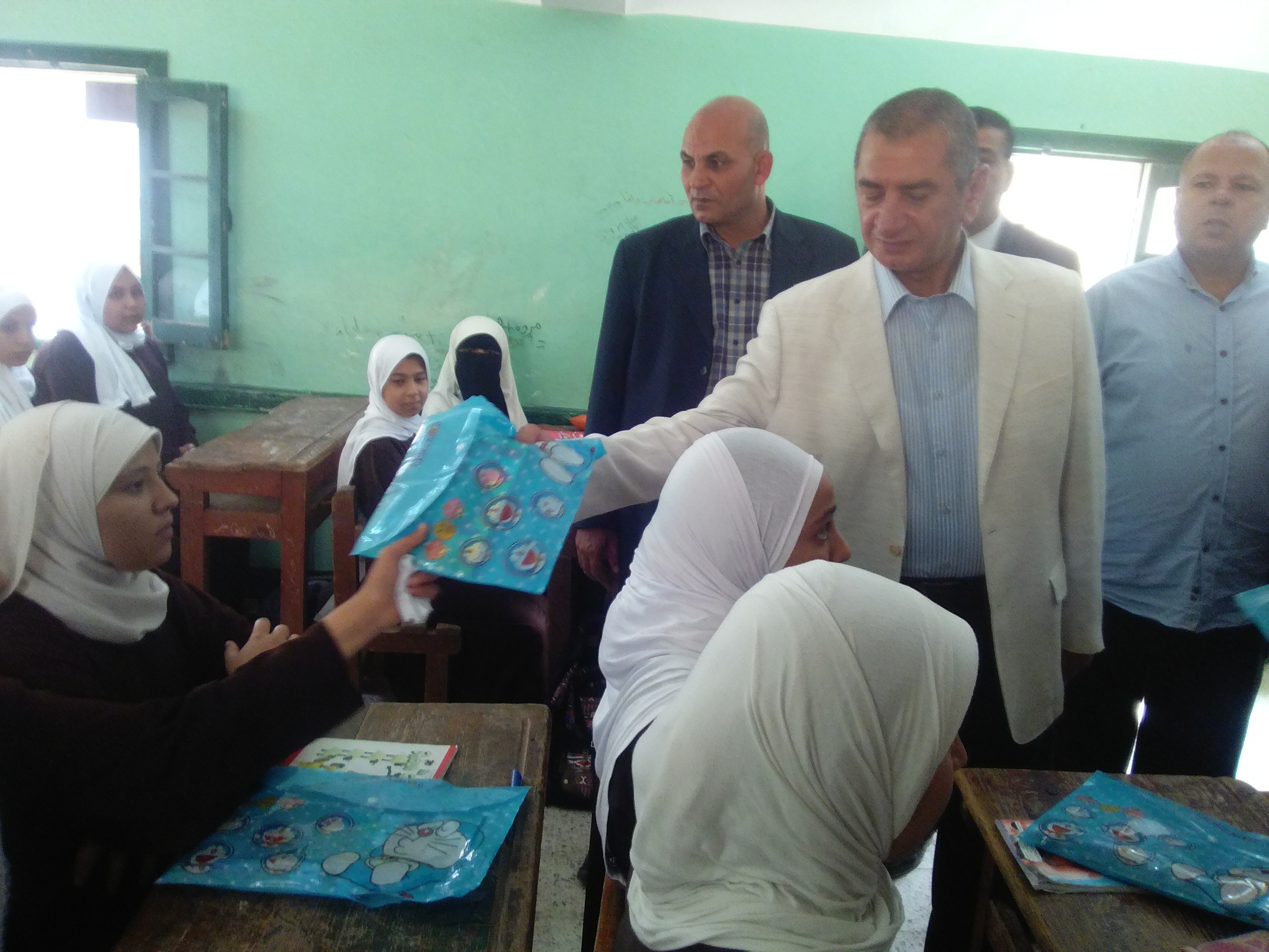 محافظ كفر الشيخ يوزع الهديا على الطلاب