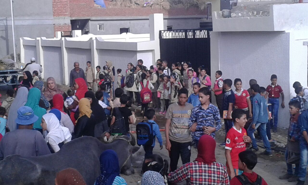 إضراب تلاميذ قرية بالبحيرة عن الدراسة احتجاجا على عدم فرش مدرسة القرية (5)
