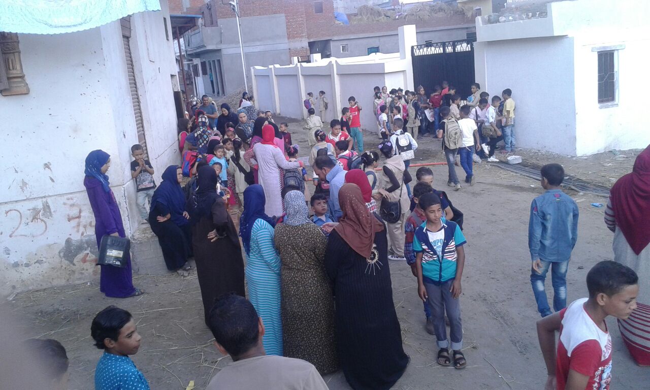 إضراب تلاميذ قرية بالبحيرة عن الدراسة احتجاجا على عدم فرش مدرسة القرية (1)