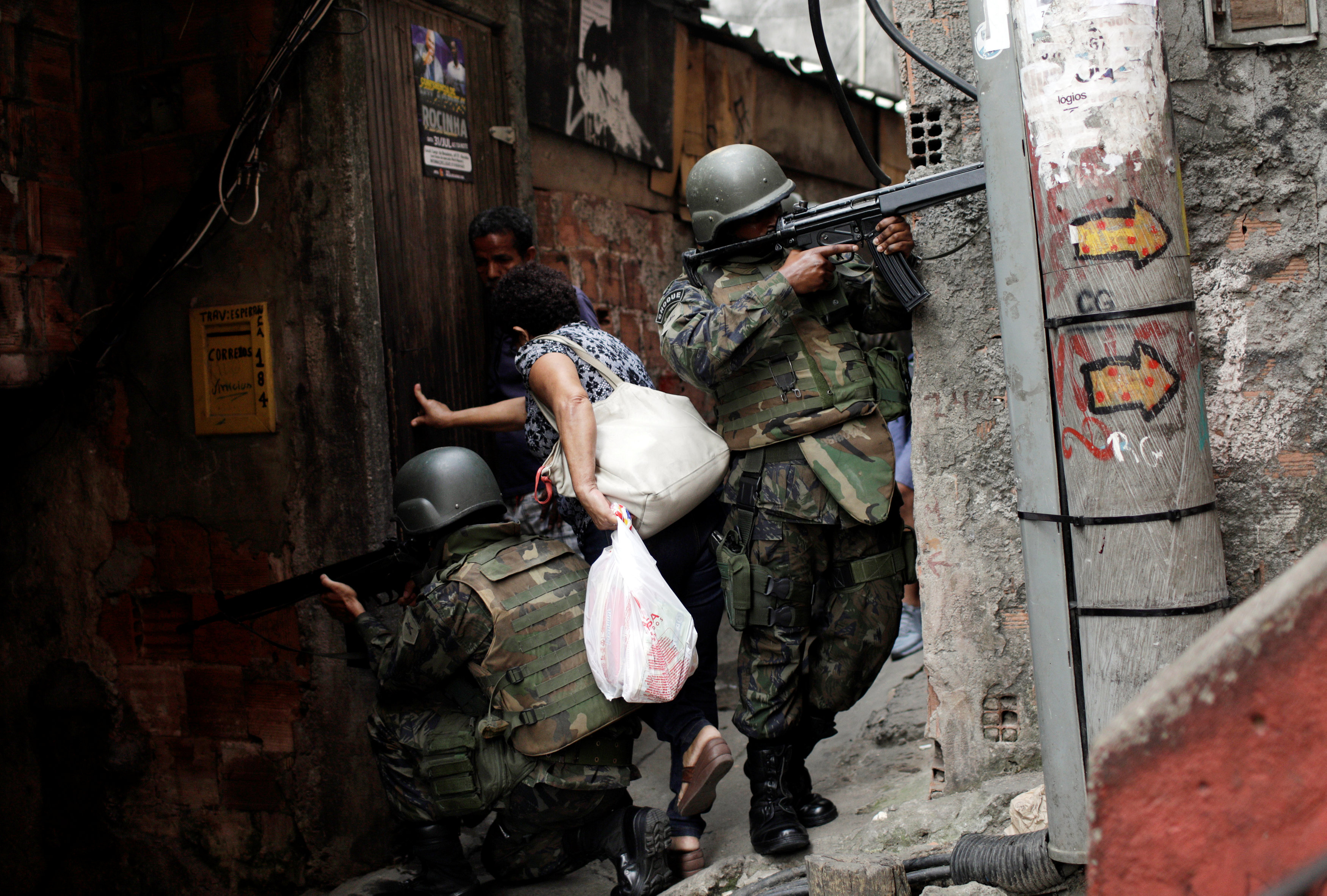 قوات الجيش البرازيلى يكافح تجار المخدرات