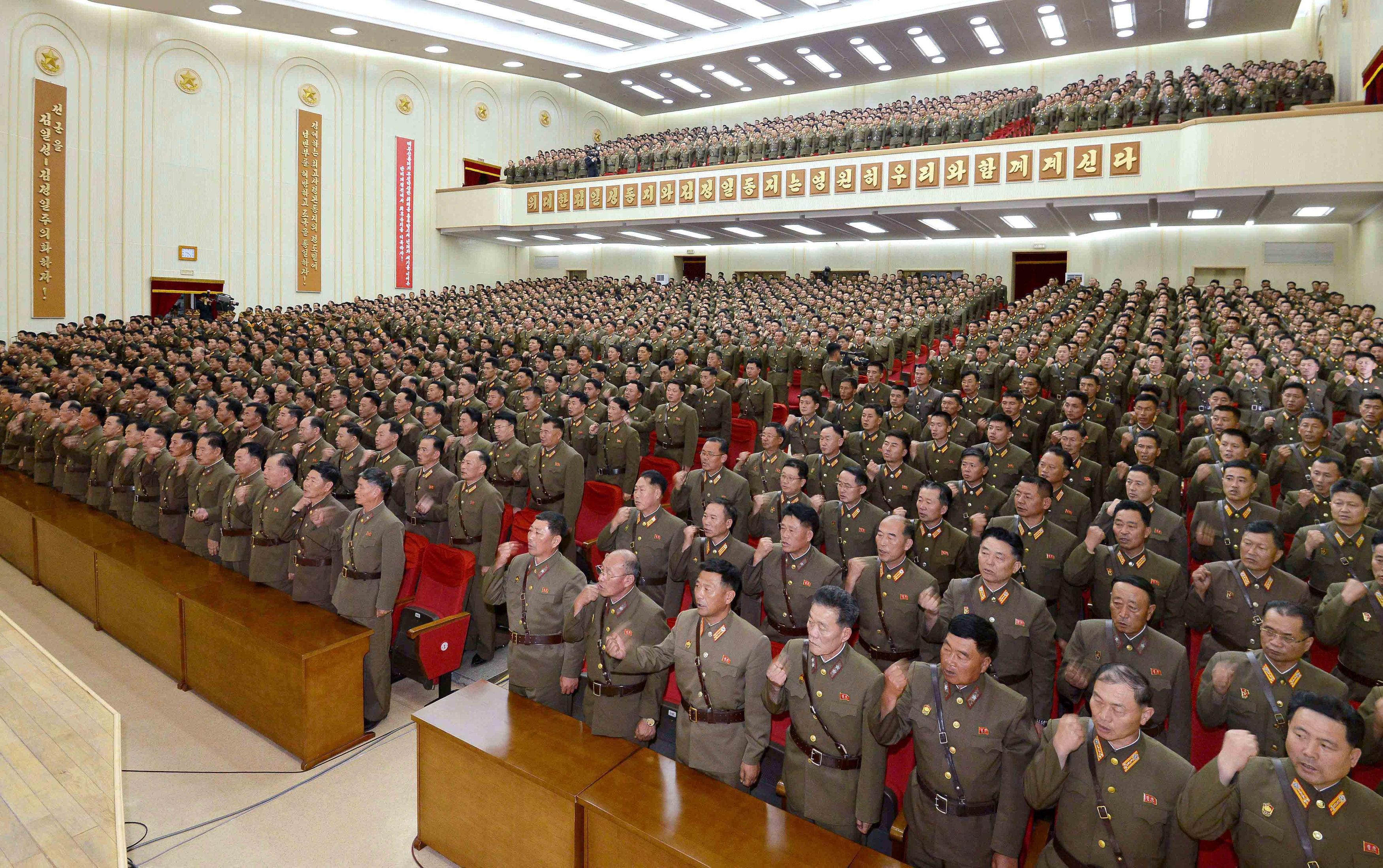 مئات العسكريين فى كوريا الشمالية يتعهدون بحرب مقدسة ضد الولايات المتحدة