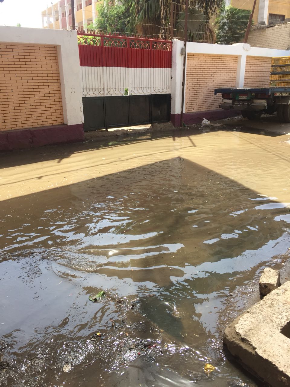 مياه المجارى أمام أبواب إحدى المدارس