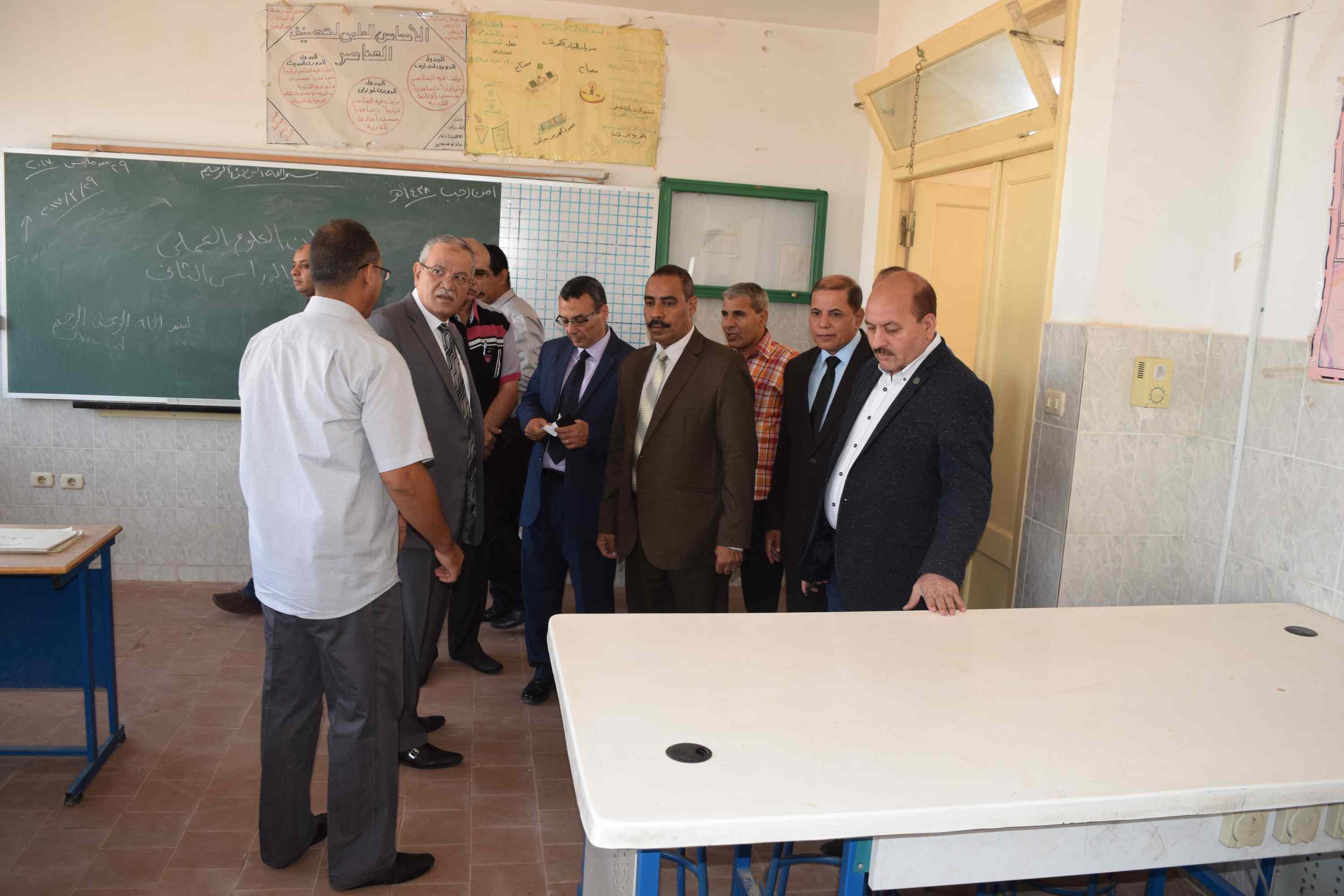 محافظ المنيا يتابع انتظام العملية التعليمية بعدد من مدارس القرى (2)