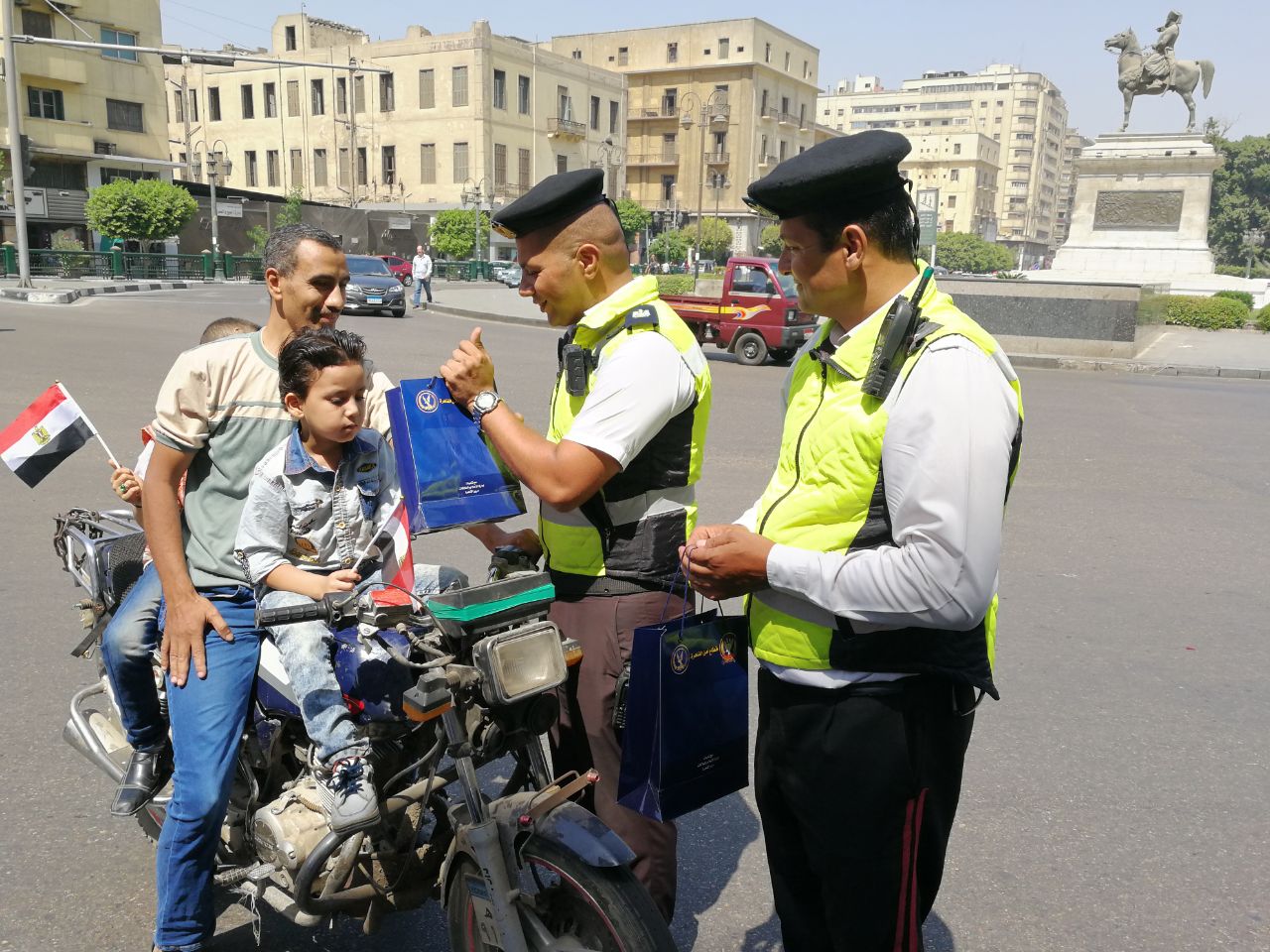 رجال الشرطة يوزعون الادوات المدرسية والارشادات المرورية على الطلبة (12)