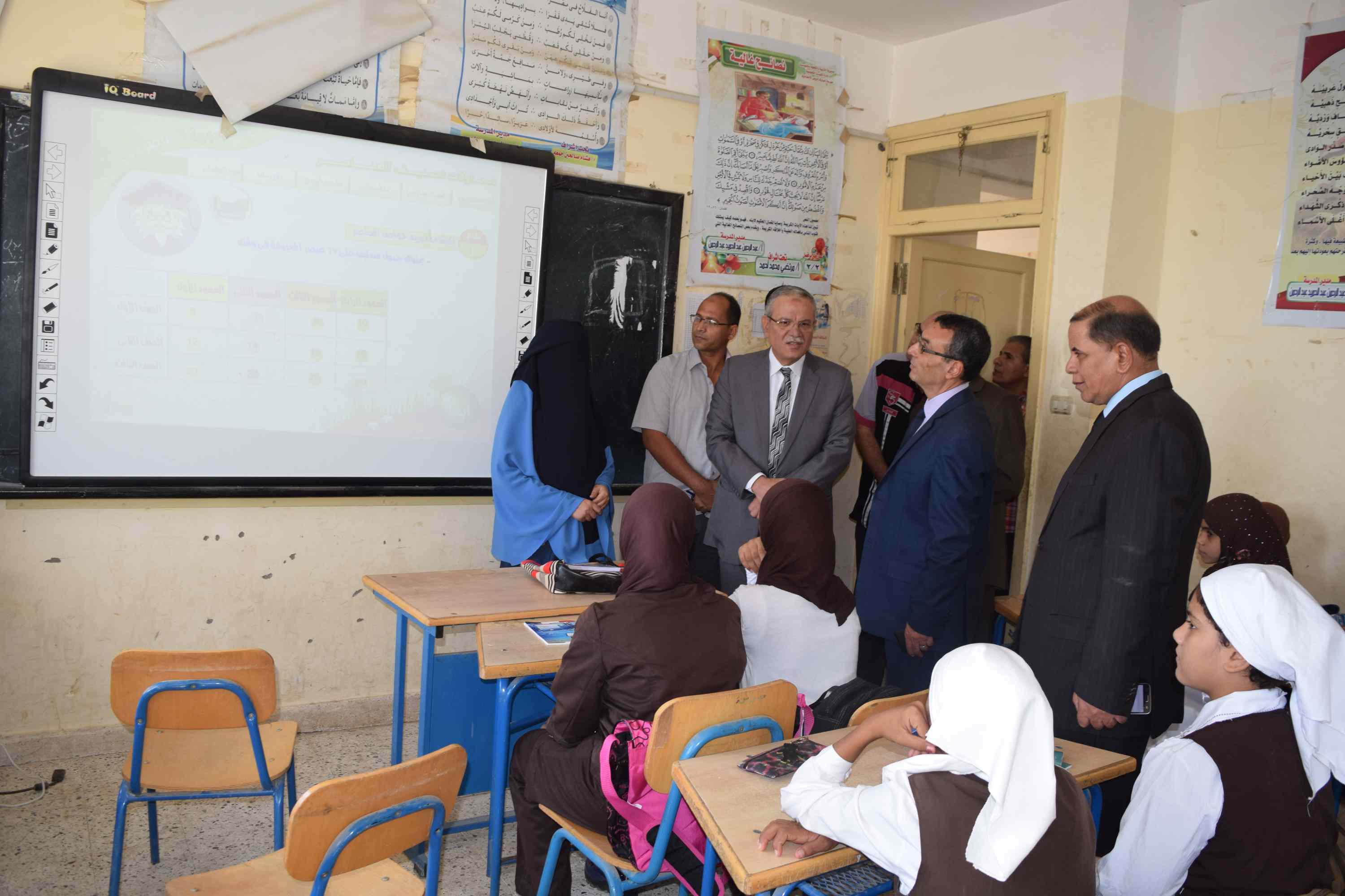 محافظ المنيا يتابع انتظام العملية التعليمية بعدد من مدارس القرى (4)
