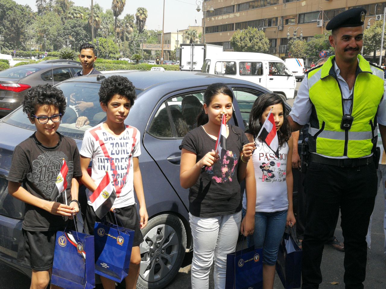 رجال الشرطة يوزعون الادوات المدرسية والارشادات المرورية على الطلبة (4)