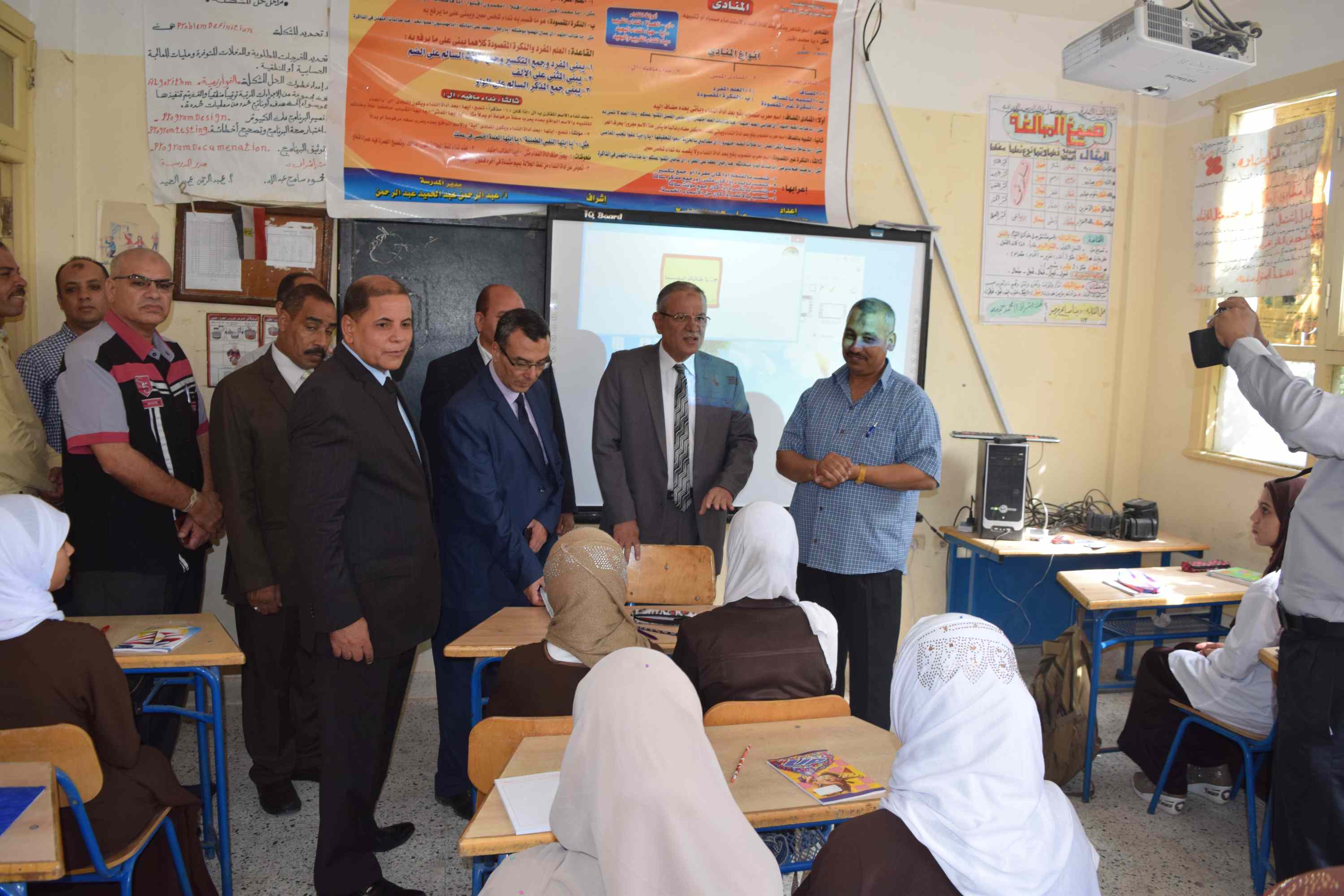 محافظ المنيا يتابع انتظام العملية التعليمية بعدد من مدارس القرى (1)
