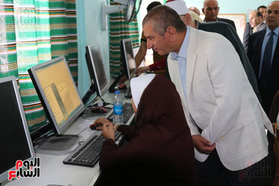 محافظ كفر الشيخ خلال متابعته لطالبة فى حصة الحاسب الآلي