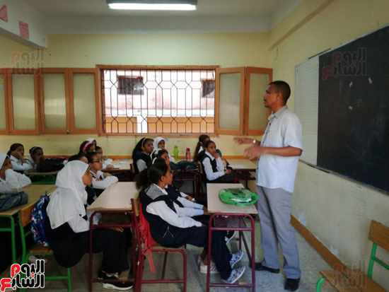          طالبات مدرسة بالأقصر يستمعن لنصائح المعلم