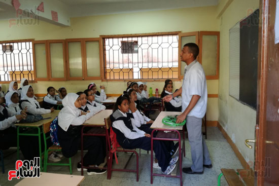 معلم يقدم محاضرة تربوية وأخلاقية للطالبات في اليوم الاول