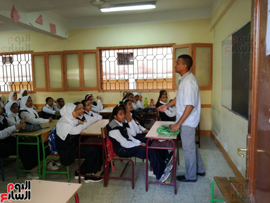       معلم يقدم محاضرة تربوية وأخلاقية للطالبات فى اليوم الأول