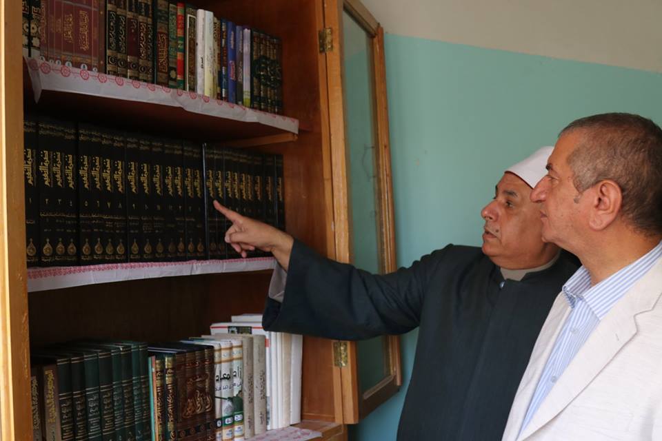 محافظ كفر الشيخ يتفقد مكتبة معهد الفتيات
