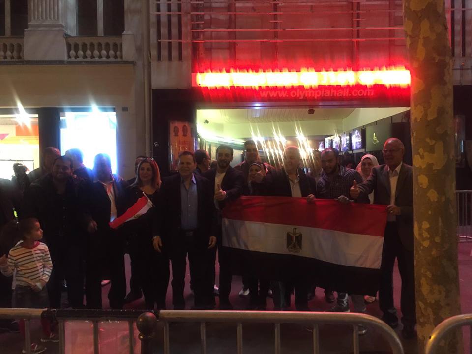 علم مصر من أمام المسرح