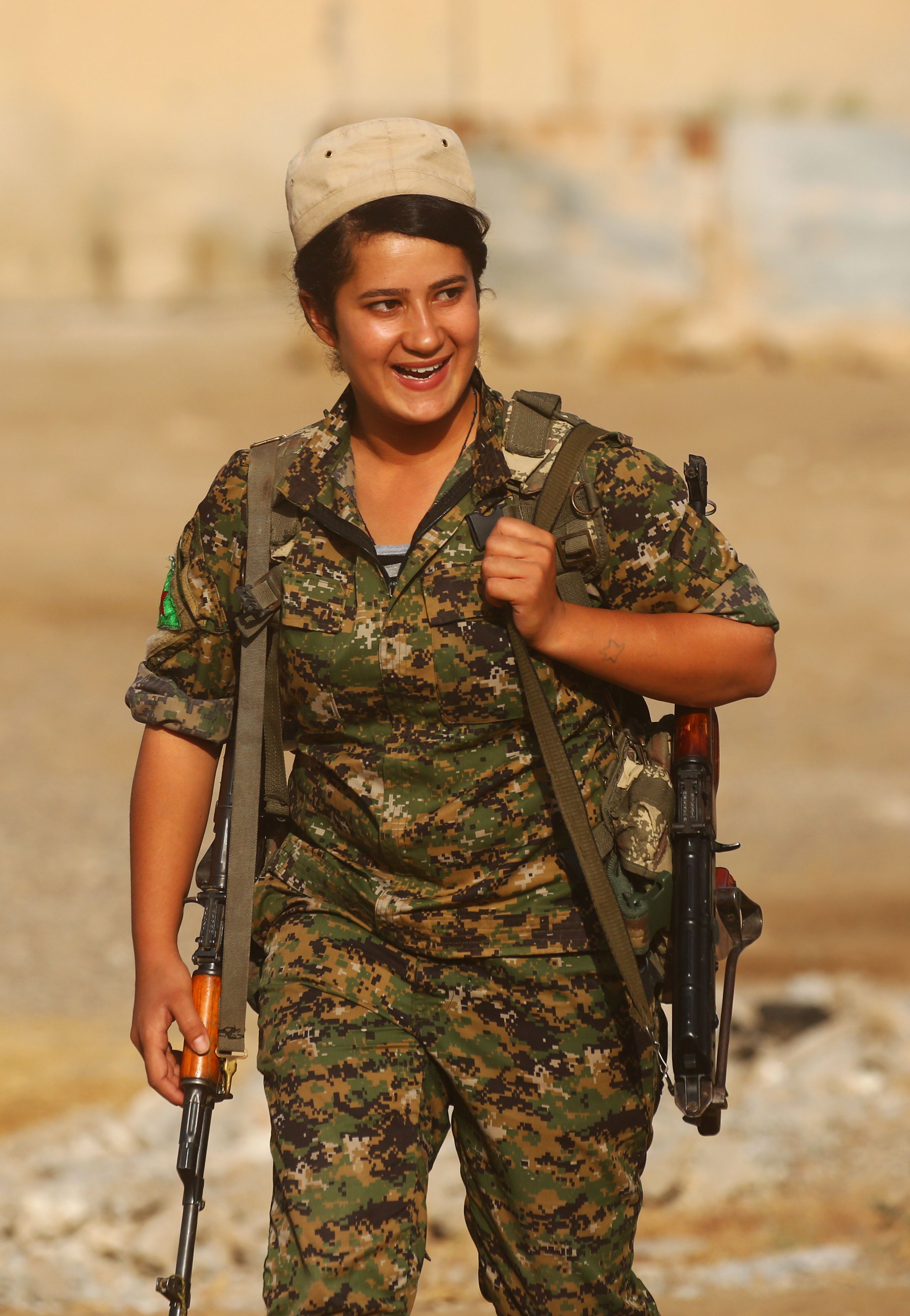 فتاة كردية تابعة لقوات سوريا الديمقراطية