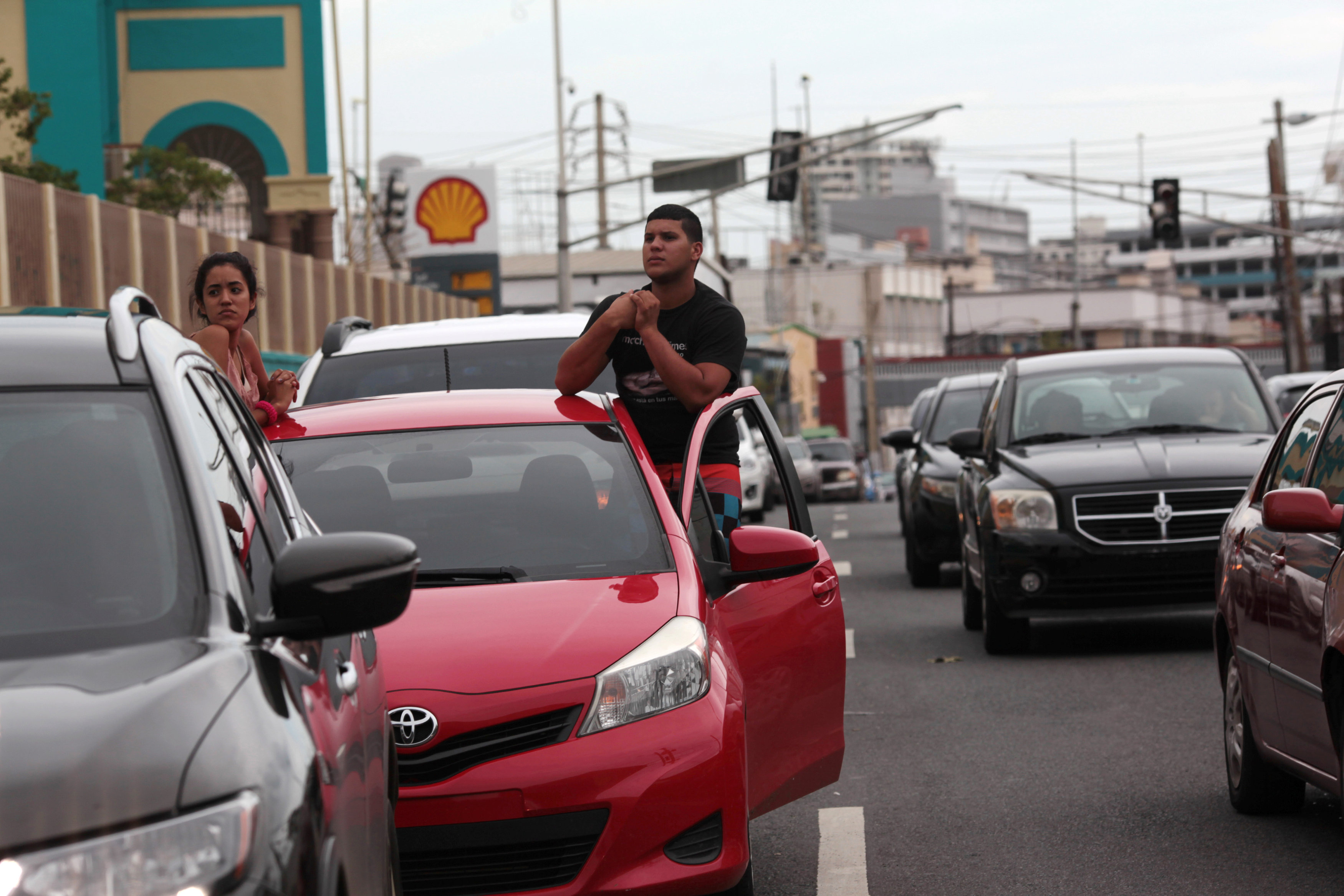 مواطنو سان خوان أمام محطة بنزين