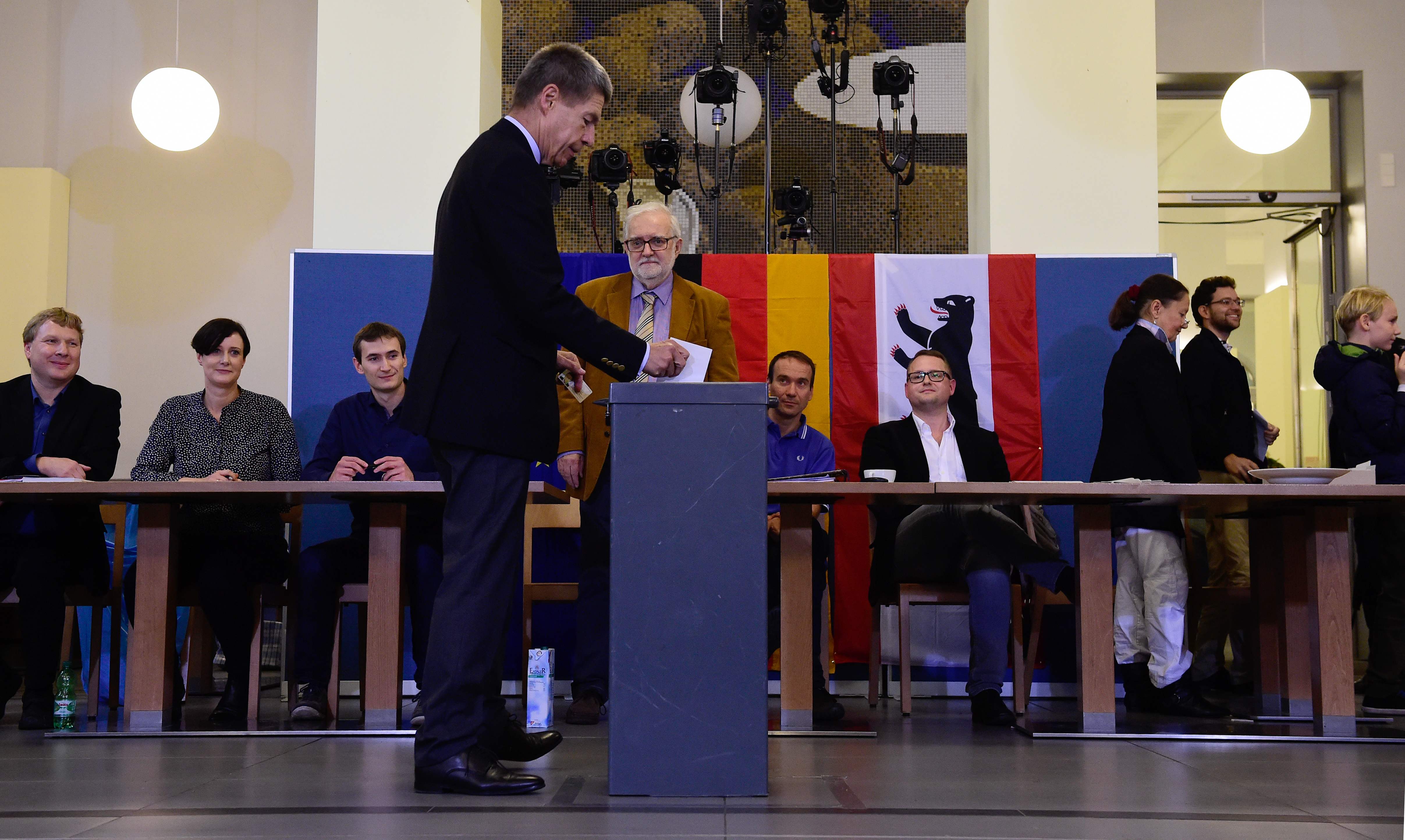 زوج المستشارة الألمانية يدلى بصوته فى الانتخابات التشريعية
